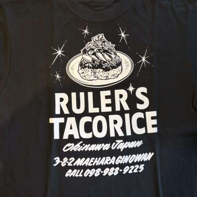 黒Tシャツ バックプリント モノクロ